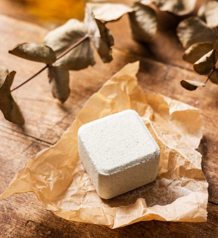 Bombe effervescente ortie et eucalyptus sur du papier froissé