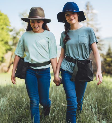 Deux jeunes filles marchant dans un champ