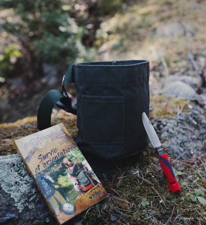 Sac Récolte – apprenti posé sur un sol forestier rocheux