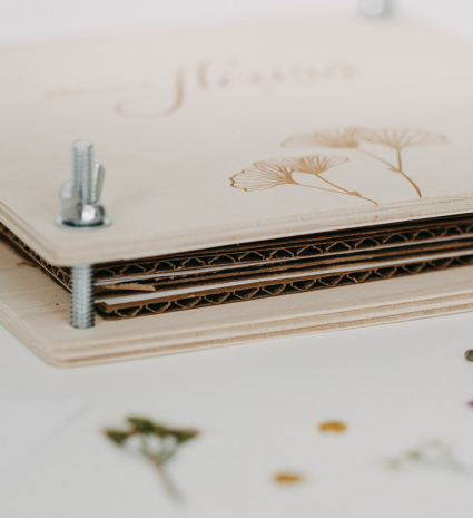 Presse à fleurs en bois avec tiges métalliques sur une table