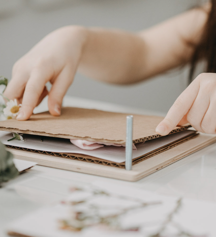 Presse à fleurs en carton assemblée sur une table