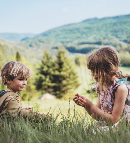 Sac à dos de cueillette dans un champ avec deux enfants