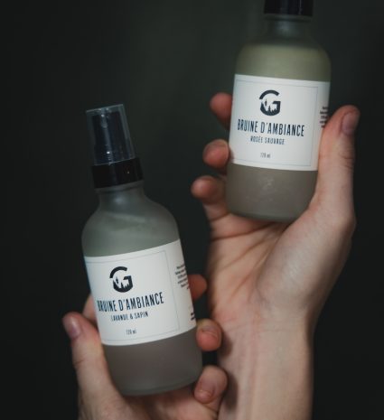 Bruines d’ambiance Rosée Sauvage et Lavande & sapin tenues dans des mains