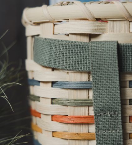 Sac-à-dos de cueillette en fibres tressées avec une sangle verte