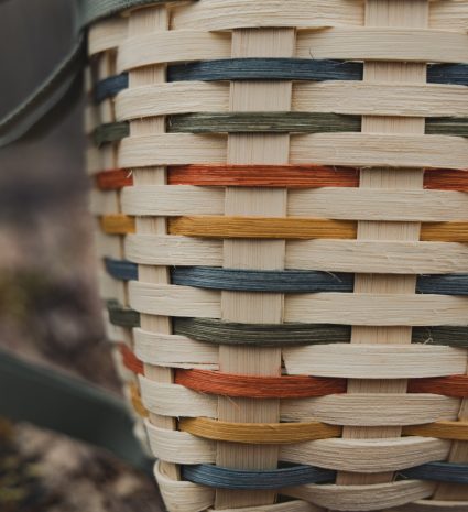 Sac-à-dos de cueillette tressé avec ses sangles en forêt