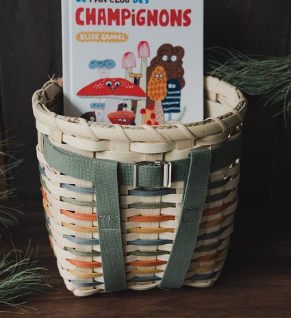 Ensemble de cueillette avec panier tressé, livre et couteau