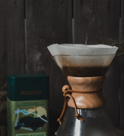 Cafetière à filtre en verre avec café en préparation et boîte de café FORÊT