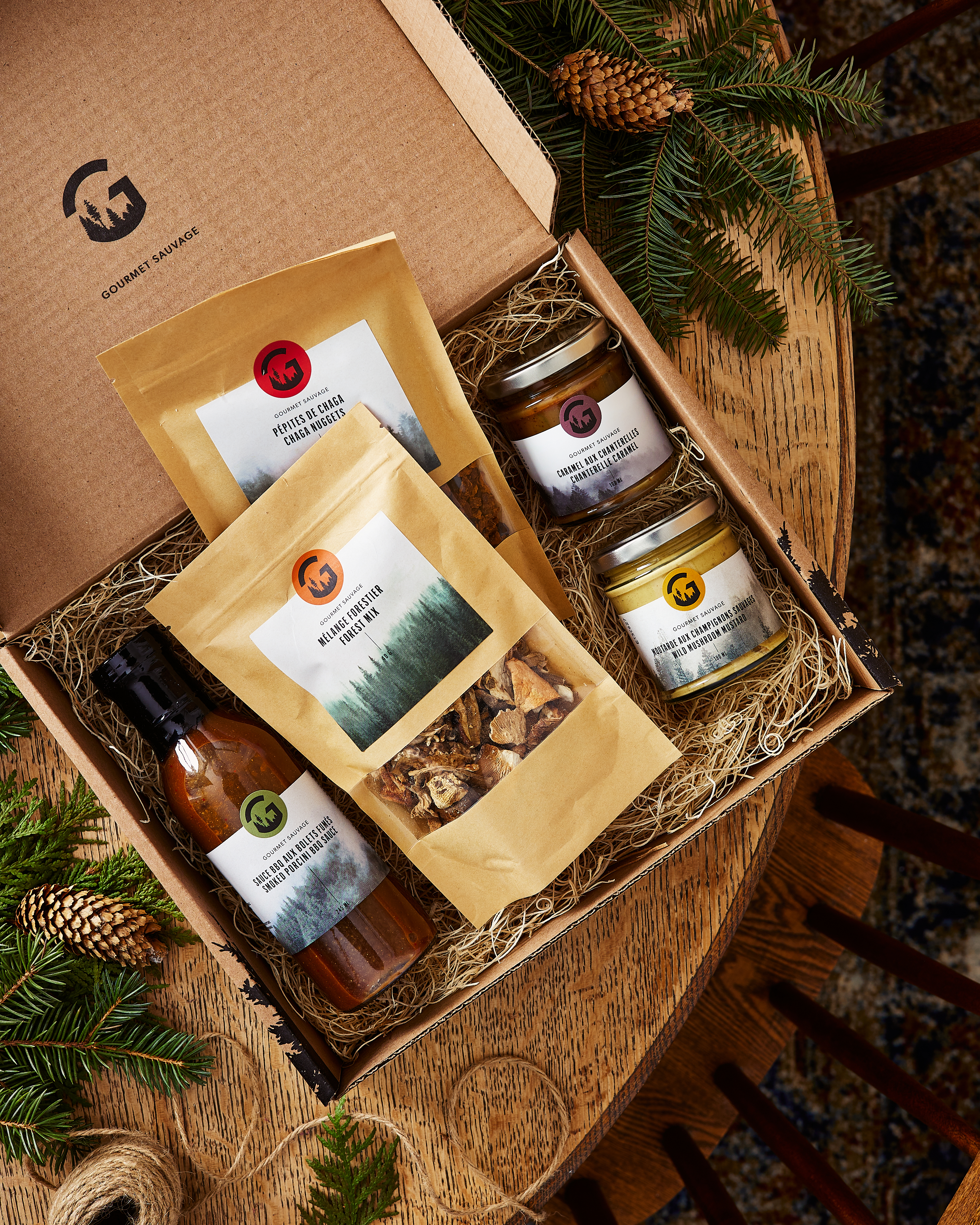 coffret gourmand avec produits forestiers comestibles sur table en bois
