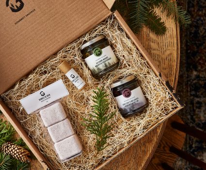 Coffret cadeau avec produits forestiers comestibles sur table en bois
