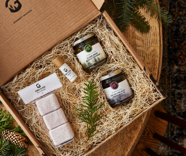 Coffret cadeau avec produits forestiers comestibles sur table en bois