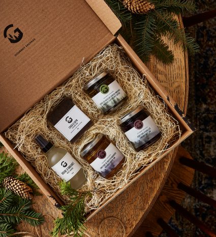 Coffret mixte de produits forestiers dans une boîte ouverte sur du bois