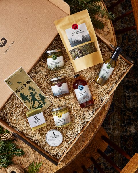 Ensemble de produits forestiers comestibles dans une boîte en carton