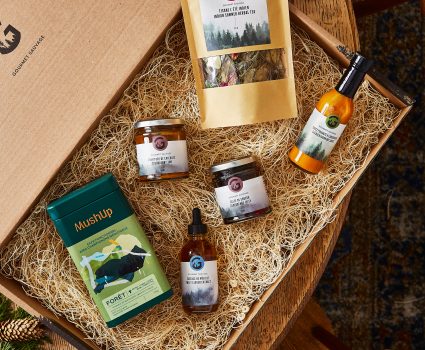 Coffret cadeau avec produits forestiers comestibles sur table en bois