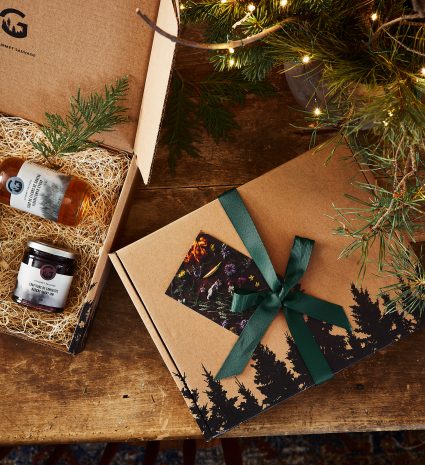 Coffrets de produits forestiers sur une table en bois