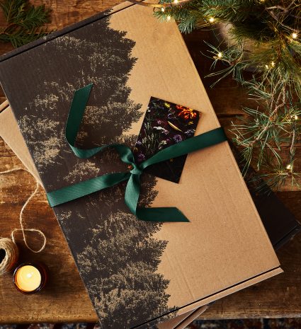 Coffret gourmand aux conifères sur une table en bois