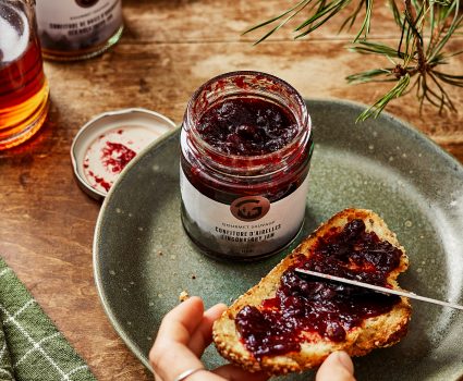 Confiture d'airelles étalée sur du pain grillé à la table