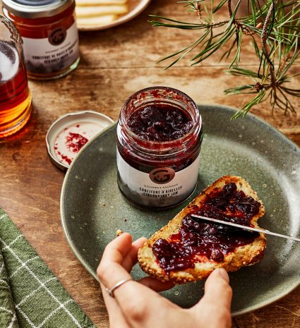 Confiture d'airelles étalée sur du pain grillé à la table