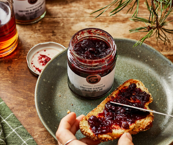 Confiture d'airelles étalée sur du pain grillé à la table