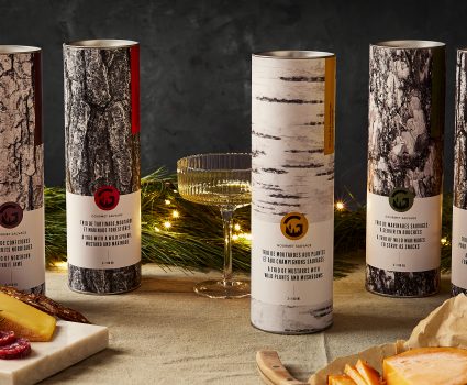 Cylindres de produits forestiers comestibles sur une table festive