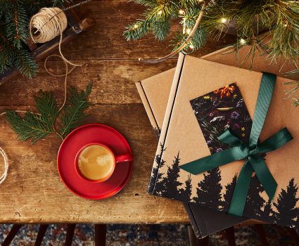 Boîtes cadeaux avec motif de forêt sur table en bois