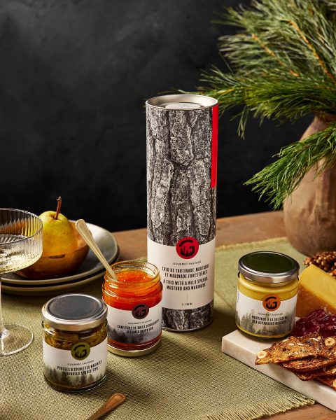 Produits alimentaires sur une table avec un tube en papier et des pots en verre
