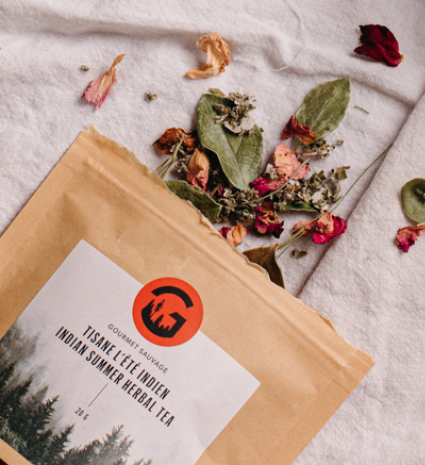 Tisane sauvage L’été indien dans un sachet sur une nappe de lin