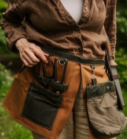 Tablier de cueillette à poches porté dans la végétation