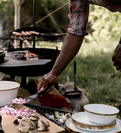 Préparation d’oignons et de champignons sur une planche en camping