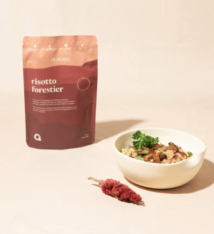 Sachet de risotto forestier et bol de risotto avec champignons