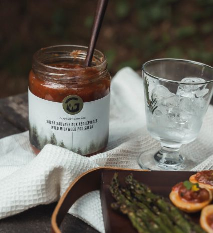 Pot de salsa sauvage aux asclépiades près d’asperges grillées