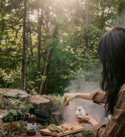 Sel aromatique sauvage saupoudré sur un repas en forêt