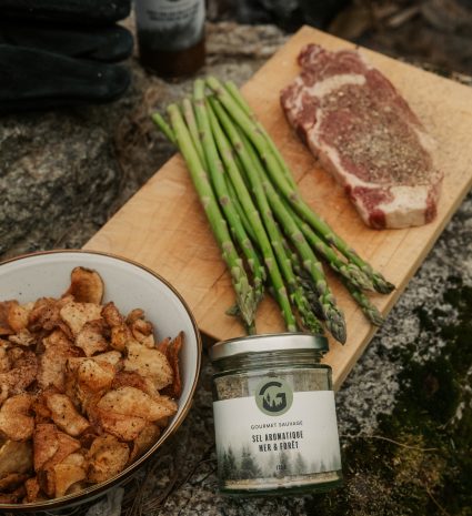 Pot de sel aromatique Mer & Forêt près d’un steak et d’asperges