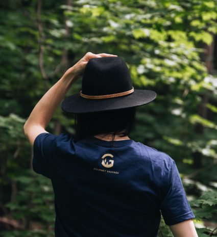 T-shirt Quand on l’écoute la forêt parle porté dans un sous-bois