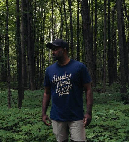 T-shirt « Quand on l’écoute la forêt parle » porté en forêt
