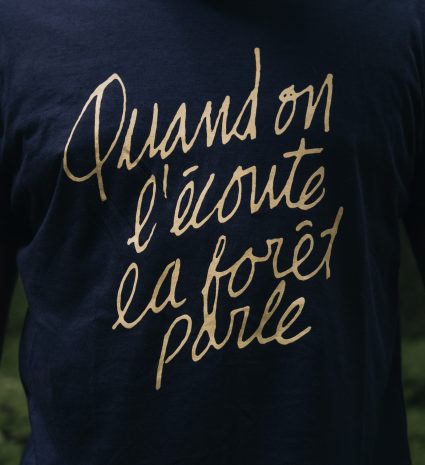 T-shirt « Quand on l’écoute la forêt parle » porté en forêt