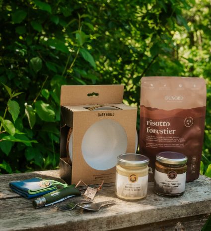 Ensemble Camping sauvage avec risotto forestier sur une table en bois