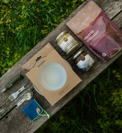 Ensemble CAMPING SAUVAGE avec pots et ustensiles sur une planche
