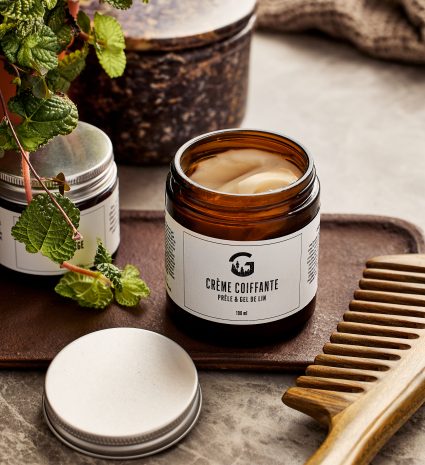Crème coiffante à la prêle et au gel de lin avec un peigne en bois
