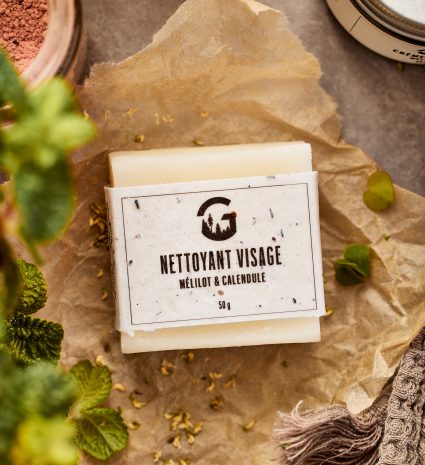 Nettoyant visage solide au mélilot et à la calendule sur papier froissé