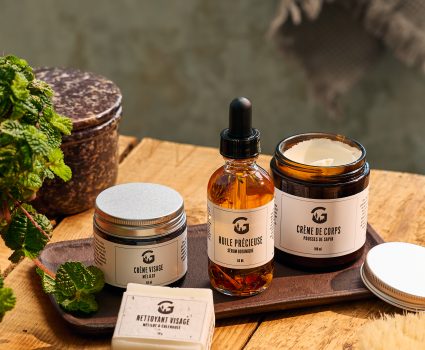 Produits de soin sur plateau en bois