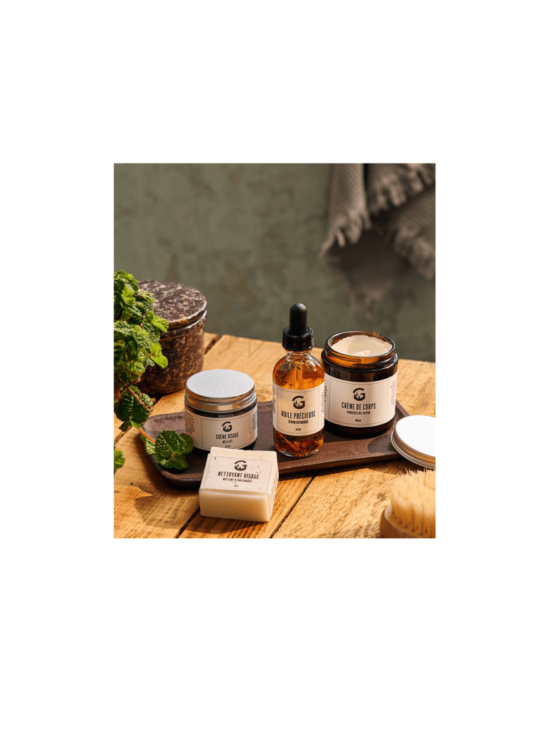 Ensemble de soins avec huile précieuse et crèmes sur une table de bois