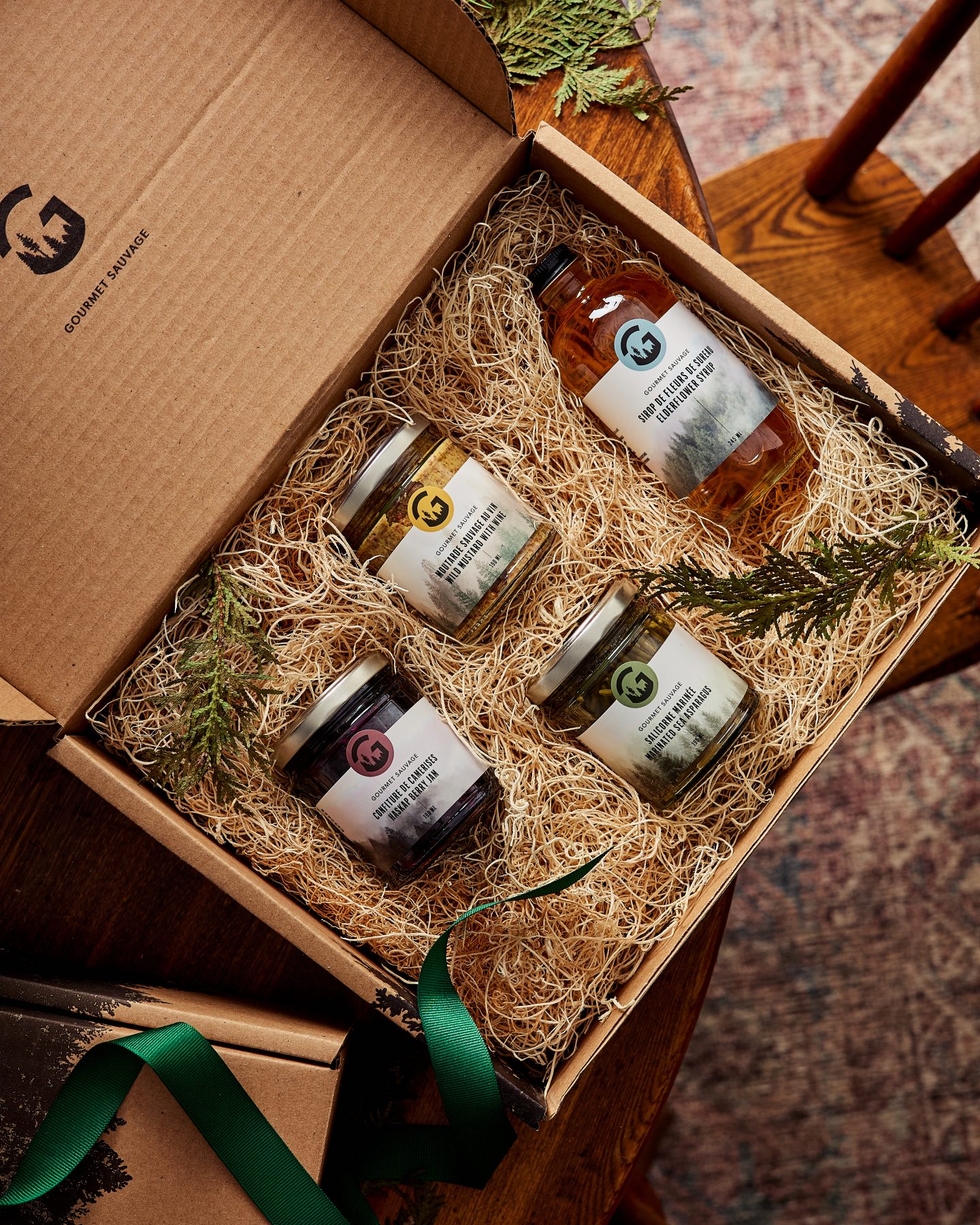 coffret gourmand avec pots en verre sur paille