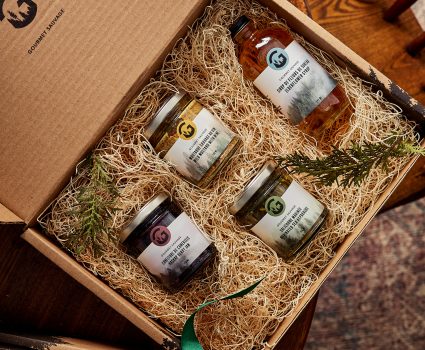 Coffret gourmand NATURA avec des contenants en verre dans une boîte garnie