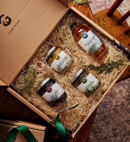 Coffret gourmand NATURA avec des contenants en verre dans une boîte garnie
