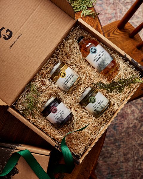 coffret gourmand avec pots en verre sur paille