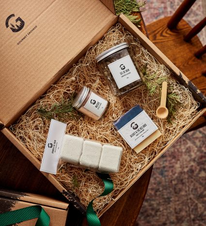 Coffret de bain avec pots et cubes emballés dans une boîte en carton