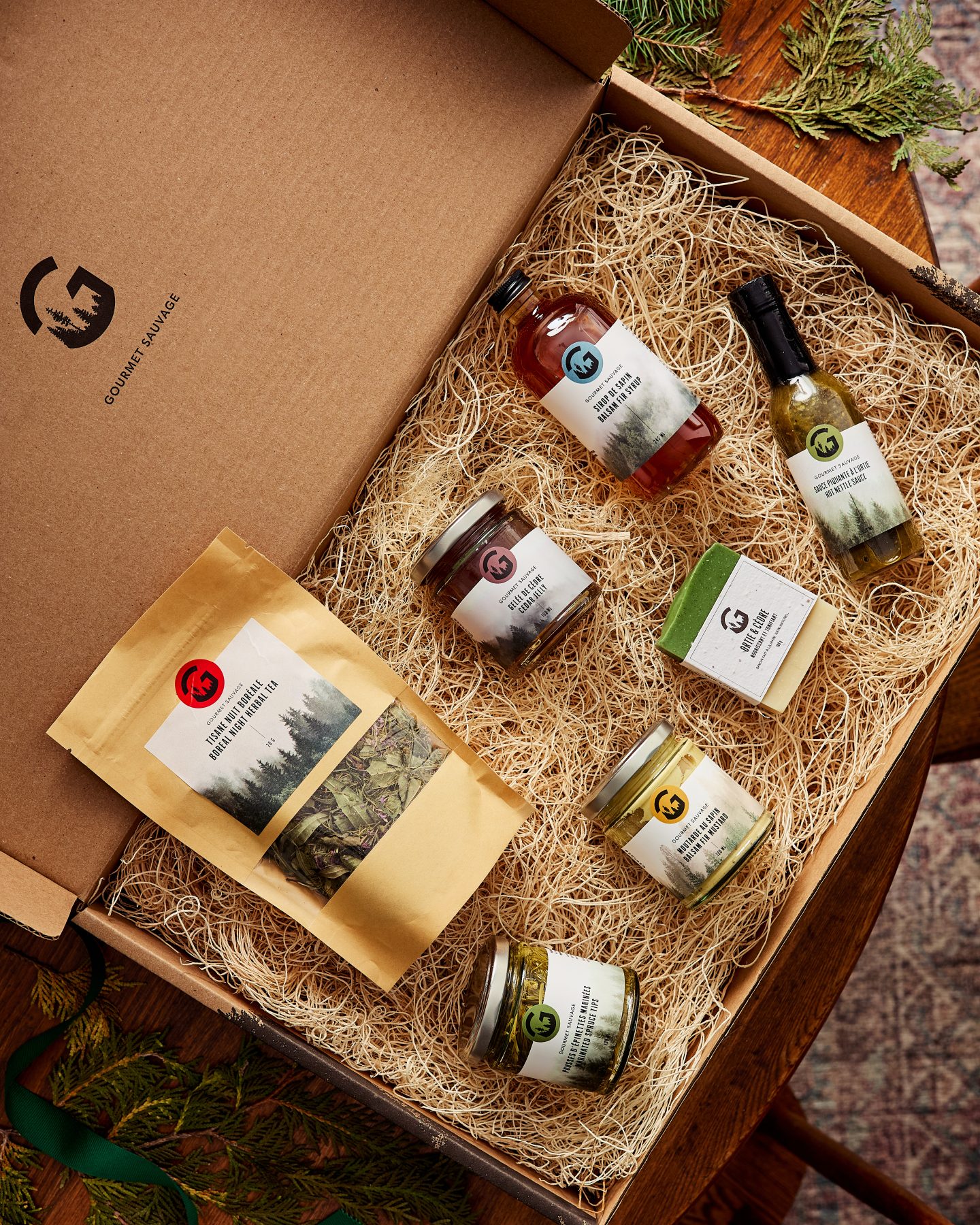 coffret gourmand avec produits forestiers comestibles sur paille
