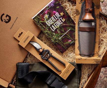 Ensemble d'outils de cueillette avec livre sur une table