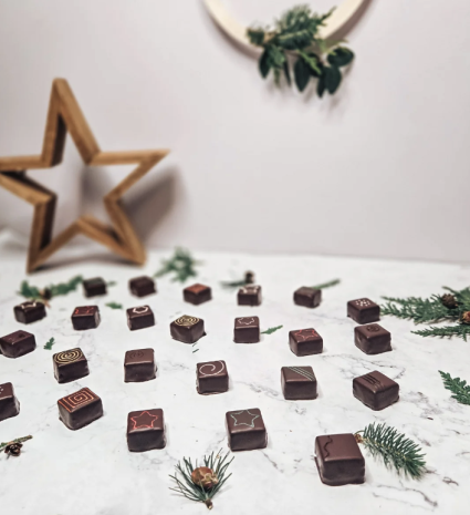 Chocolats assortis du calendrier de l’Avent sur une table de marbre