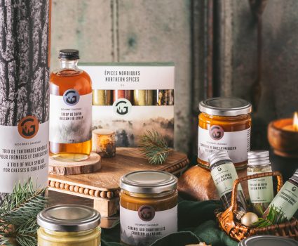 Pots de gelées et sirops sur plateau en bois